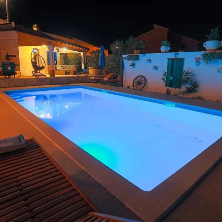 Marela With Heated Swimming Pool فيلة