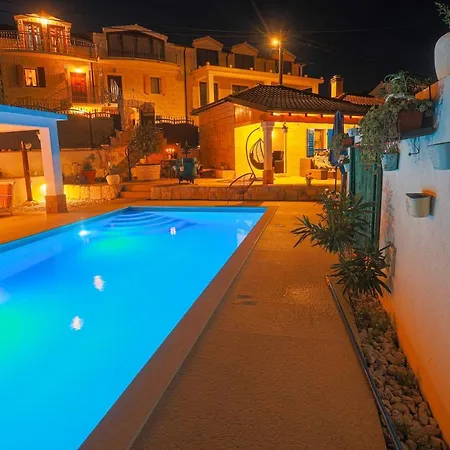 Marela With Heated Swimming Pool