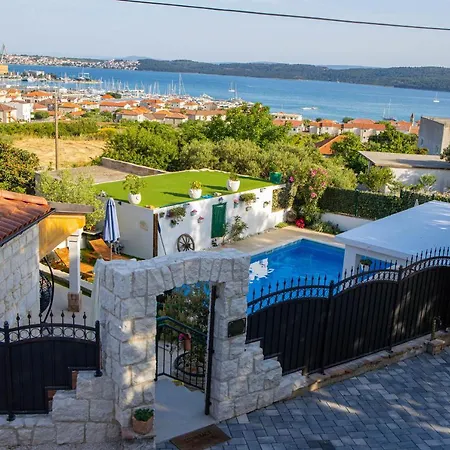 Marela With Heated Swimming Pool فيلة *