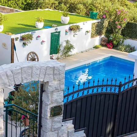 Marela With Heated Swimming Pool فيلة