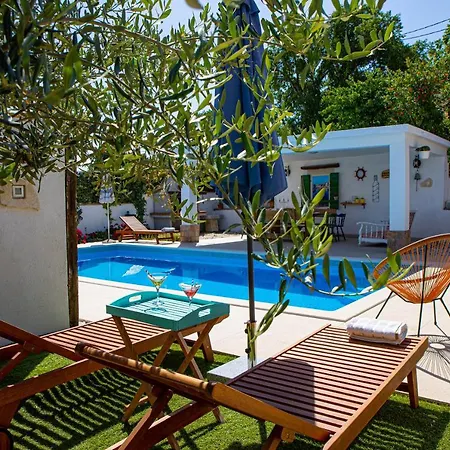 Marela With Heated Swimming Pool *