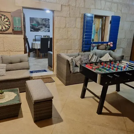 Marela With Heated Swimming Pool فيلة تروغير