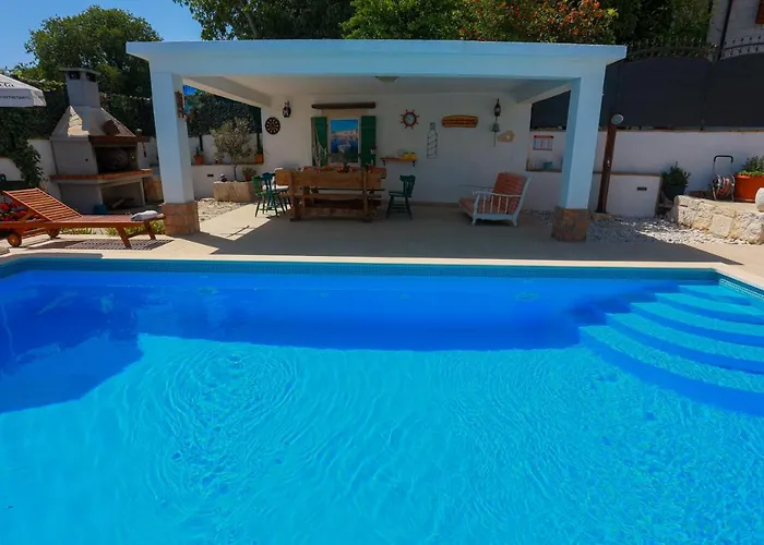 Marela With Heated Swimming Pool * 特罗吉尔
