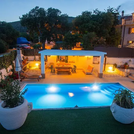 Villa Marela With Heated Swimming Pool