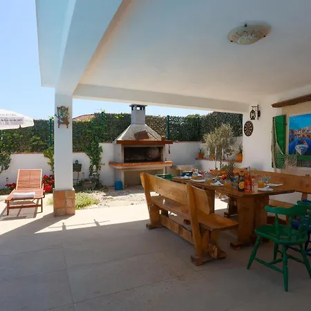 Marela With Heated Swimming Pool Вилла Трогир