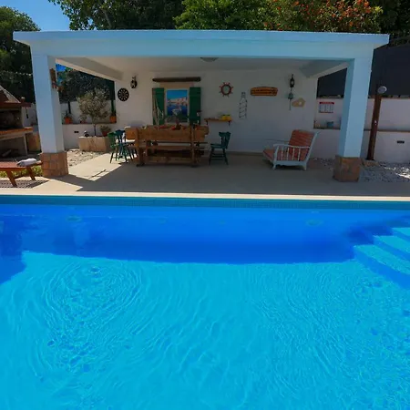 Marela With Heated Swimming Pool * 特罗吉尔