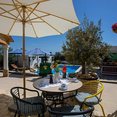 Marela With Heated Swimming Pool Трогир