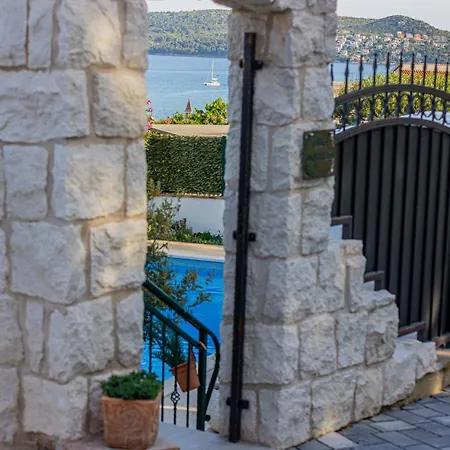 Вилла Marela With Heated Swimming Pool Трогир