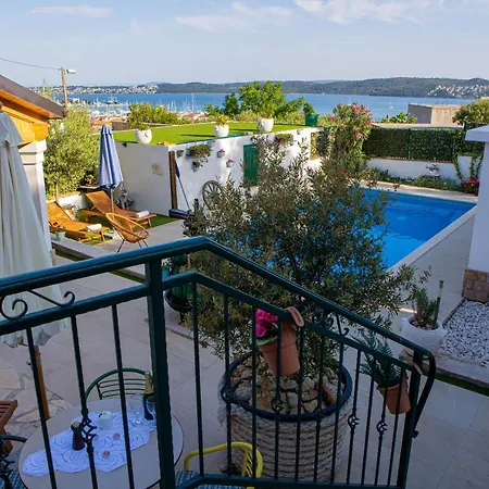 Marela With Heated Swimming Pool * Трогир