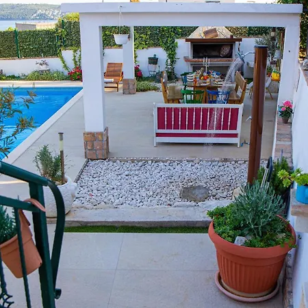 Marela With Heated Swimming Pool Вилла