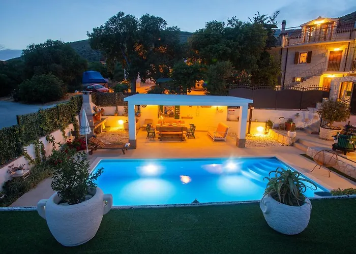 Villa Marela With Heated Swimming Pool