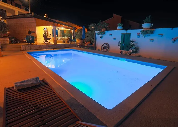 Marela With Heated Swimming Pool Vila