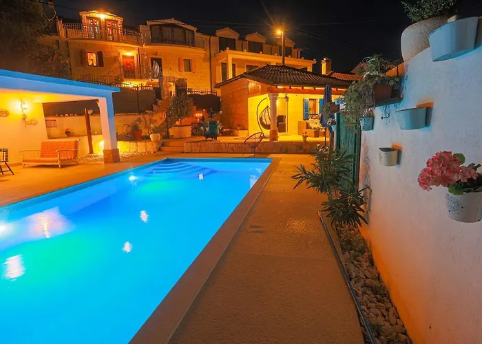 Marela With Heated Swimming Pool