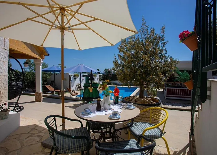 Marela With Heated Swimming Pool Trogir