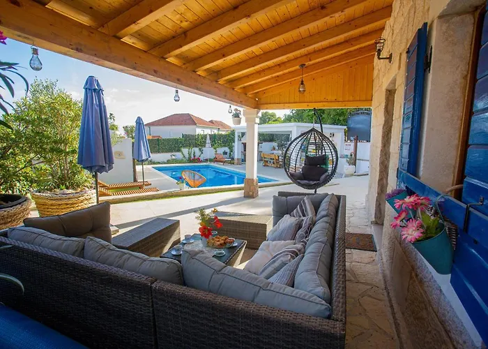 Marela With Heated Swimming Pool Vila