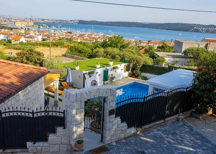 Marela With Heated Swimming Pool Vila *