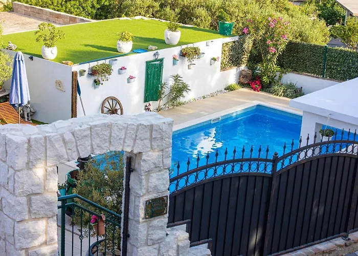 Marela With Heated Swimming Pool Villa